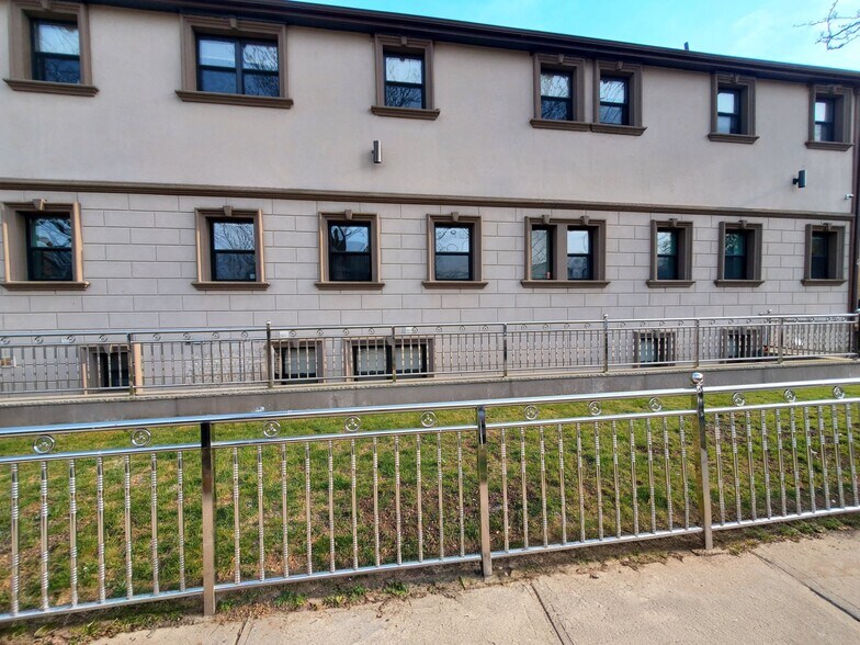 More Photos Of 16040 78th Rd, Flushing Medical For Lease