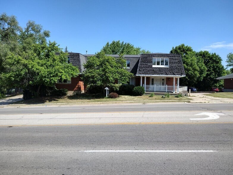 More Photos Of 474 Summit St, Elgin Office For Lease