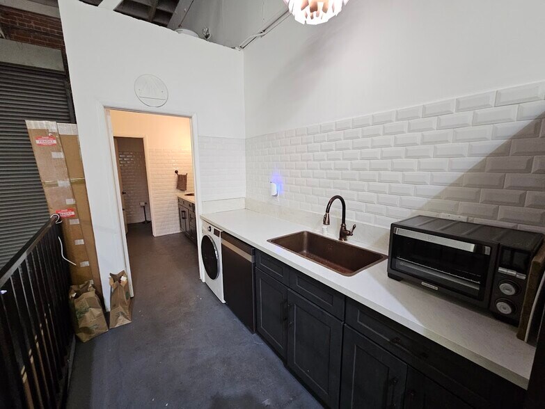 More Photos Of 2132 Sacramento St, Los Angeles Warehouse For Lease