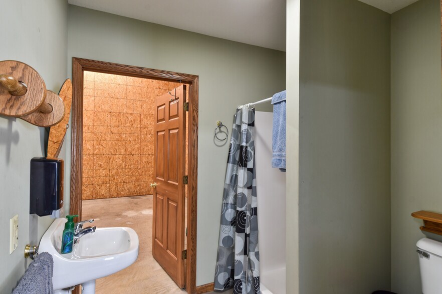 More Photos Of 1311 N Division St, Pontiac Warehouse For Lease