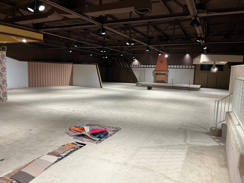 More Photos Of 740 8th Ave, Huntington Warehouse For Lease