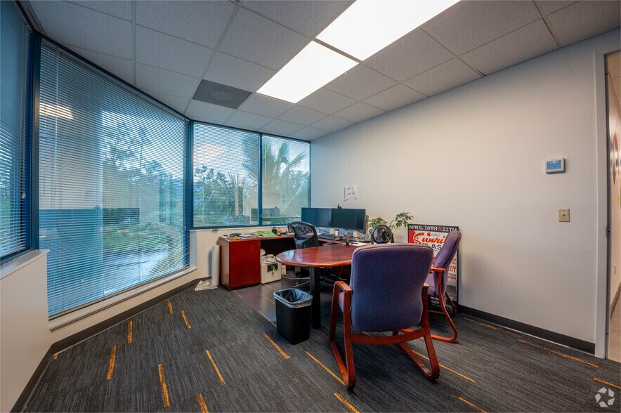 More Photos Of 5215 W Laurel St, Tampa Office For Sale