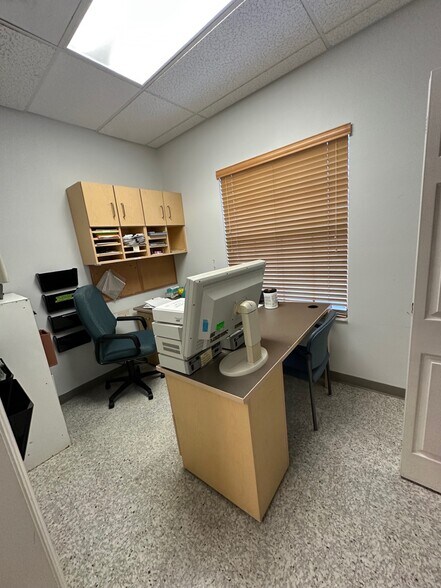 More Photos Of 842 Sunset Lake Blvd, Venice Medical For Lease