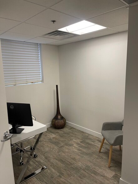 More Photos Of 114 W Rockland Rd, Libertyville Office For Lease