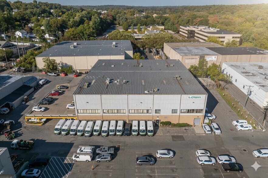 More Photos Of 86 Viaduct Rd, Stamford Warehouse For Lease