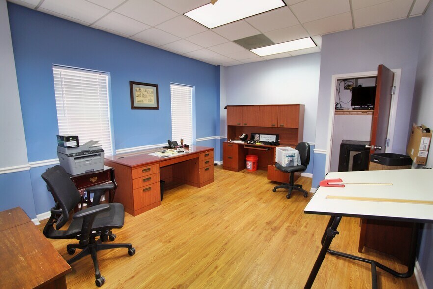 More Photos Of 1829 Habersham Sq, Florence Industrial For Sale
