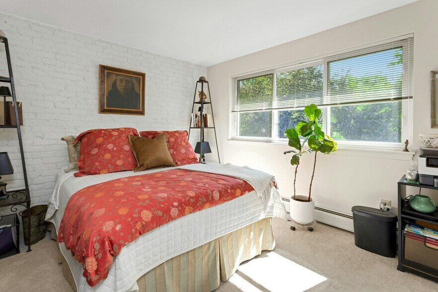 More Photos Of 1038-1056 Main St S, Woodbury Apartments For Sale