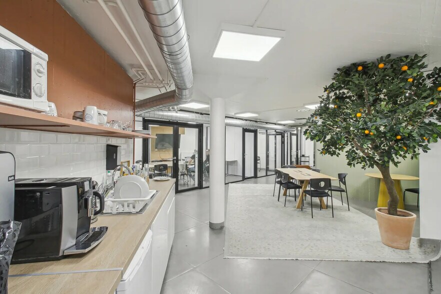 More Photos Of 27 Rue De Citeaux, Paris Office For Sale