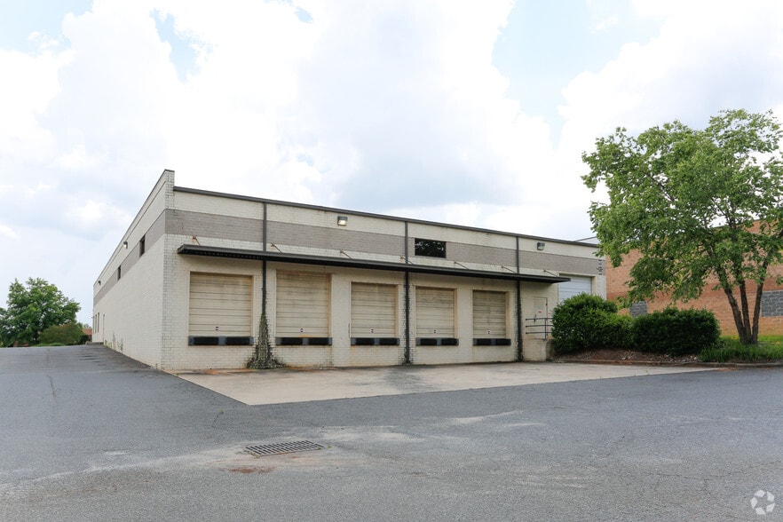 More Photos Of 1912 Cross Beam Dr, Charlotte Warehouse For Lease