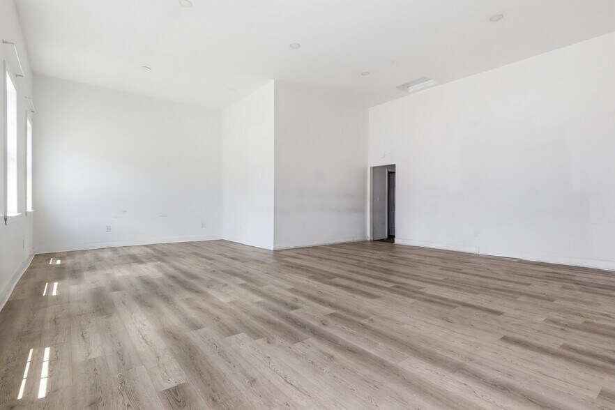 More Photos Of 805 E Prospect St, York General Retail For Sale