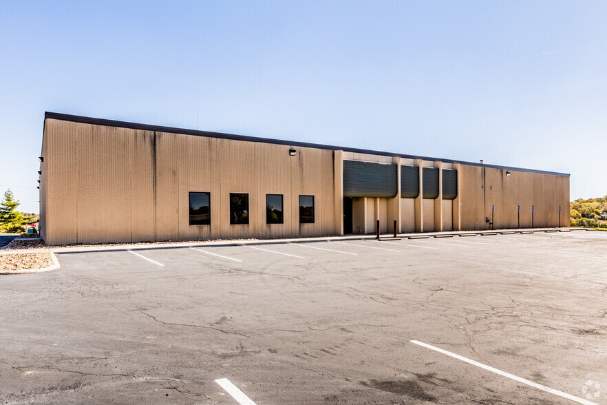 More Photos Of 1211 W Cambridge Circle Dr, Kansas City Warehouse For Lease