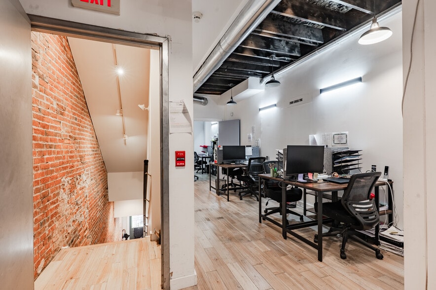 More Photos Of 319 Bainbridge St, Philadelphia Office Residential For Sale