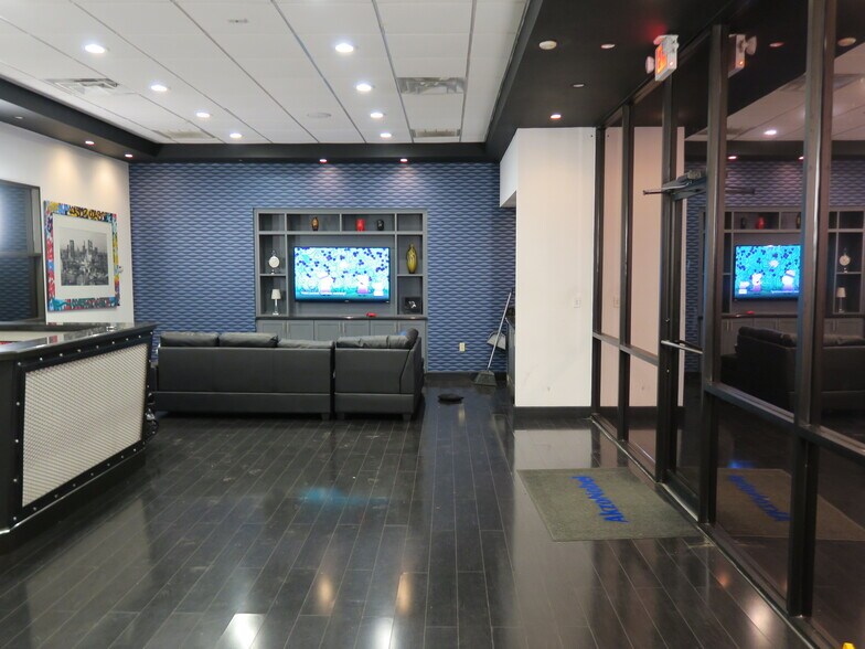 More Photos Of 5900 Schumacher Ln, Houston Auto Repair For Lease