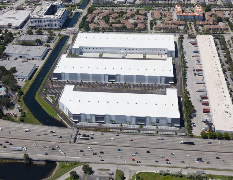 More Photos Of 7725 NW 41st St, Doral Warehouse For Lease