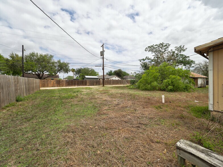 More Photos Of 1106 E Huisache Ave, Kingsville Apartments For Sale