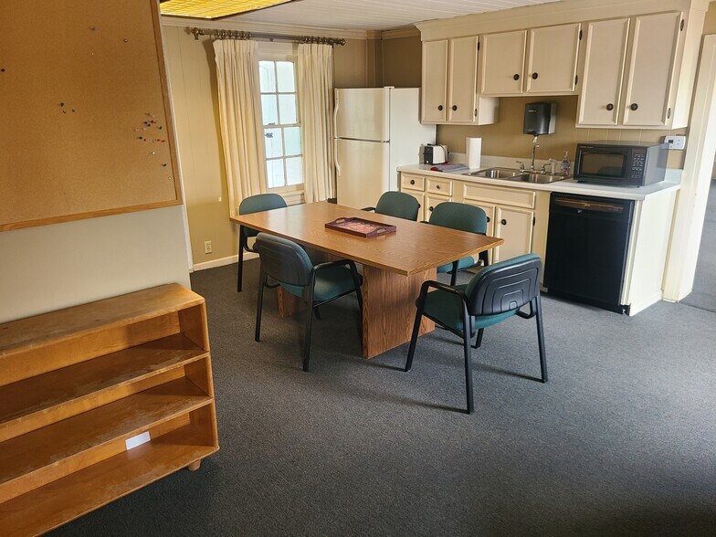 More Photos Of 555 E Main St, Somerset Flex For Sale