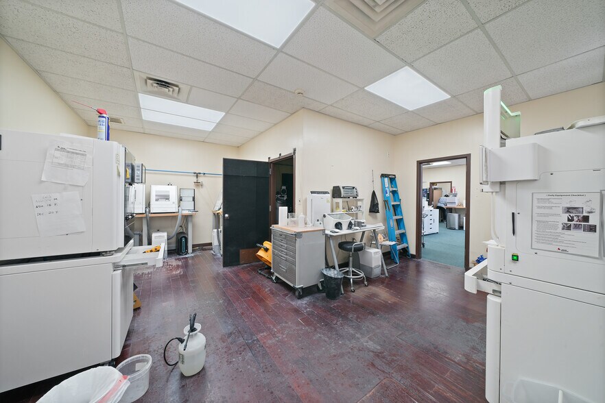 More Photos Of 75 Armour Pl, Dumont Manufacturing For Sale