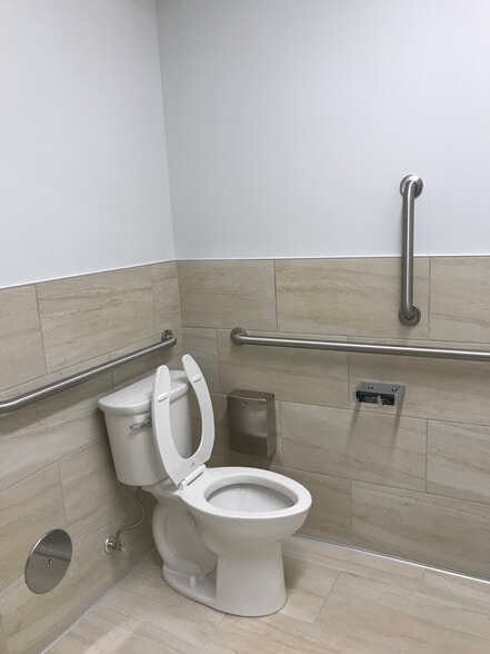 More Photos Of 10976-11032 Cedar Lake Rd, Minnetonka Freestanding For Lease