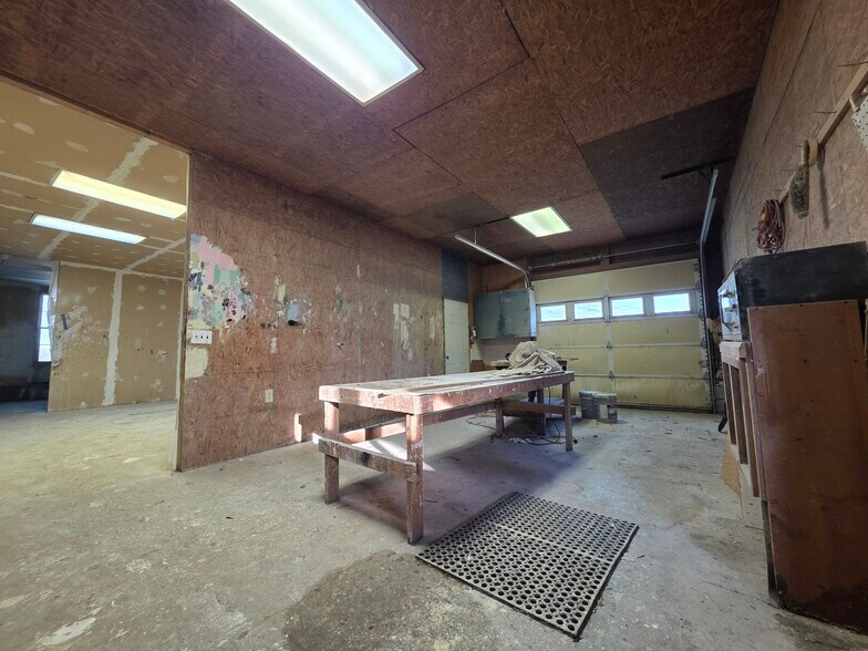 More Photos Of 2034 W 5th St, Washington Showroom For Sale