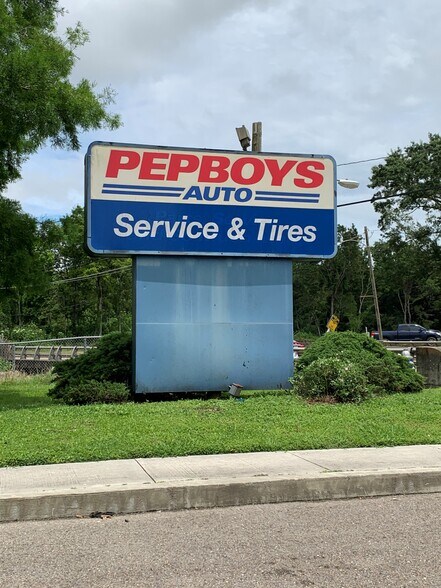 More Photos Of 1100 Behrman Hwy, Gretna General Retail For Lease