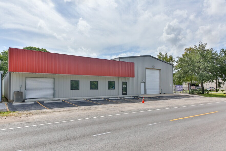 More Photos Of 423 S 8th St, La Porte Distribution For Lease