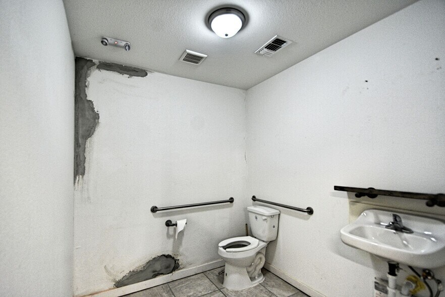 More Photos Of 200 E Court St, Seguin General Retail For Sale