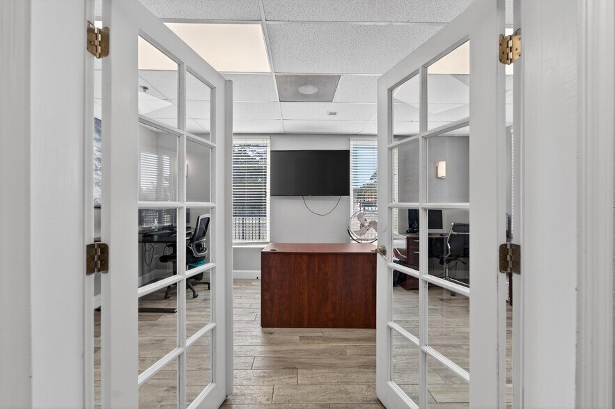 More Photos Of 3411 N 29th St, Tampa Office For Sale