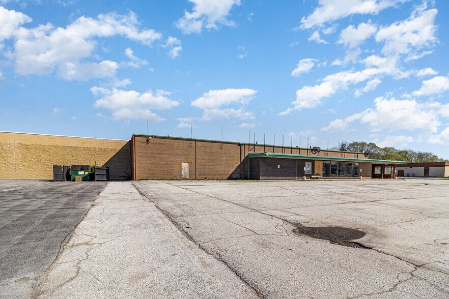 More Photos Of 3232 Central Ave, Lake Station Supermarket For Lease
