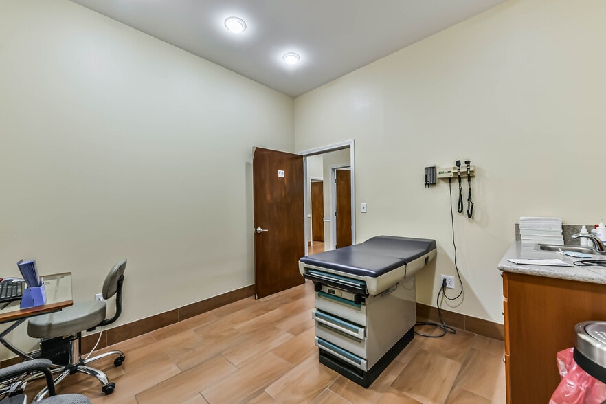 More Photos Of 1111 S Friendswood Dr, Friendswood Office For Lease