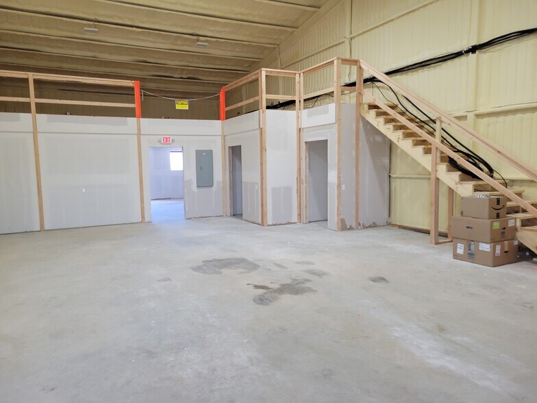 More Photos Of 302 Commercial Loop, Elgin Flex For Lease