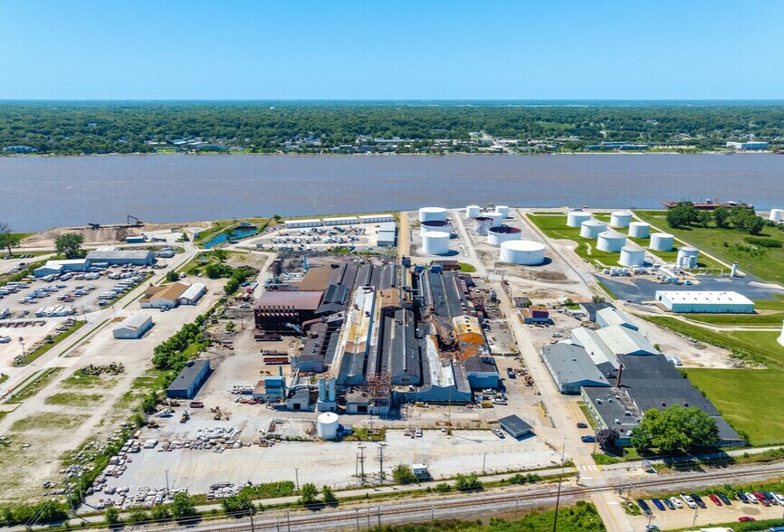 More Photos Of 225 33rd St, Bettendorf Manufacturing For Sale