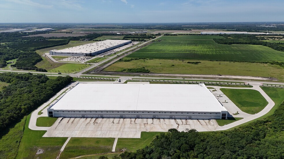 More Photos Of 601 W Pleasant Run Rd, Wilmer Distribution For Lease