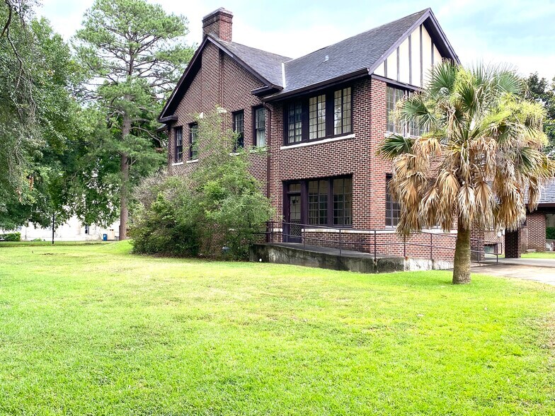 More Photos Of 219 N Broadway St, Tupelo General Retail For Lease