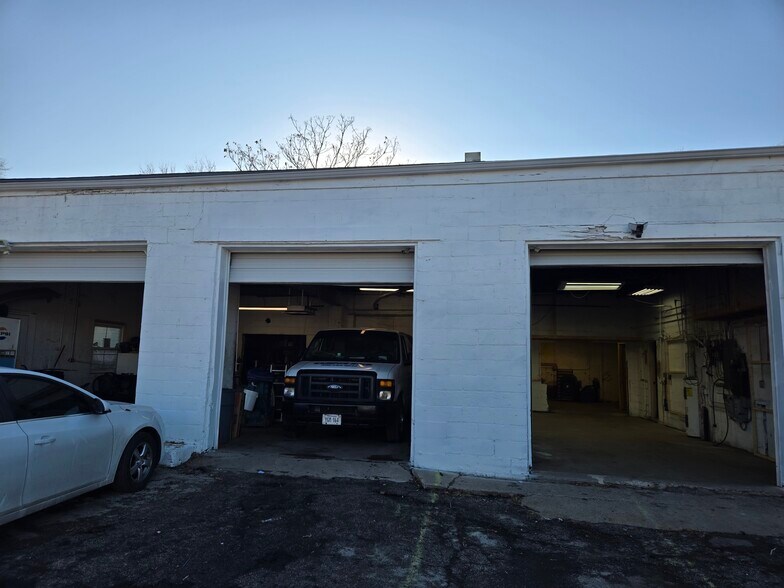 More Photos Of 6720 Railroad Ave, Omaha Warehouse For Sale