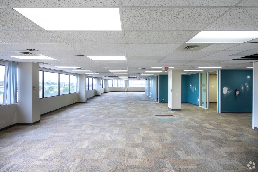 More Photos Of 700 Dorval Dr, Oakville Unknown For Lease