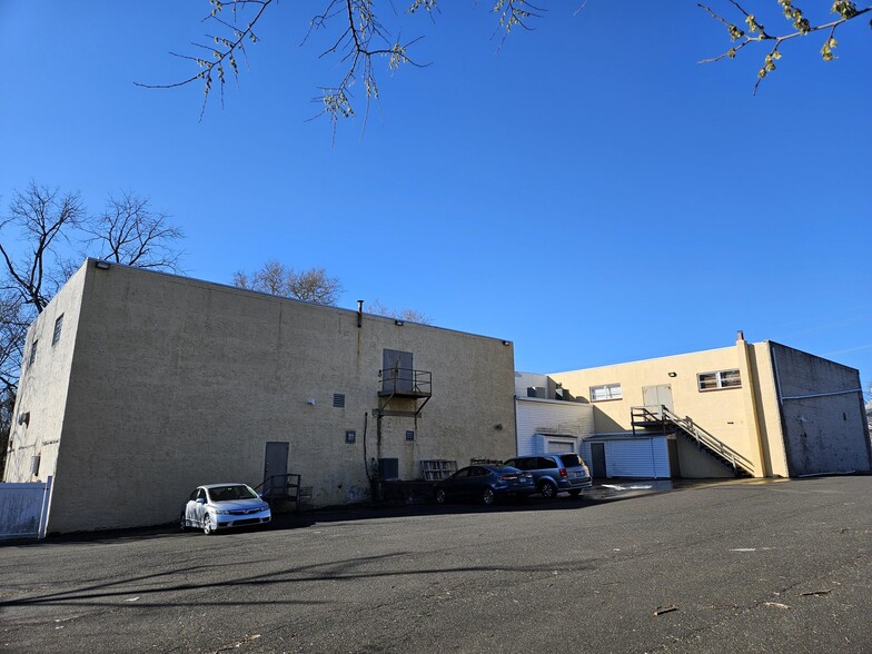 More Photos Of 490 Easton Rd, Horsham Township Showroom For Sale