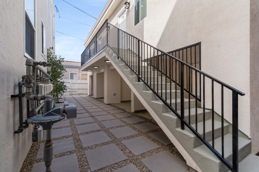 More Photos Of 1827 E 4th St, Long Beach Apartments For Sale