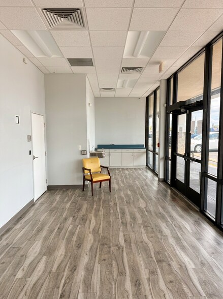 More Photos Of 7701 W Hillsborough Ave, Tampa Storefront For Lease