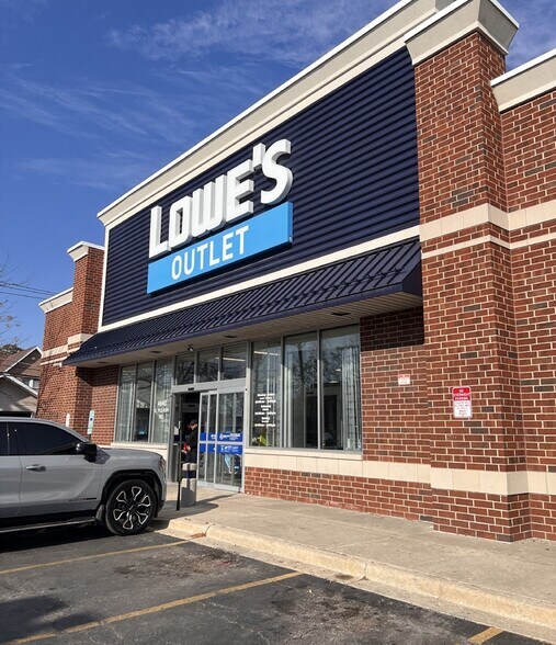 More Photos Of 4640 S Pulaski Rd, Chicago Freestanding For Lease