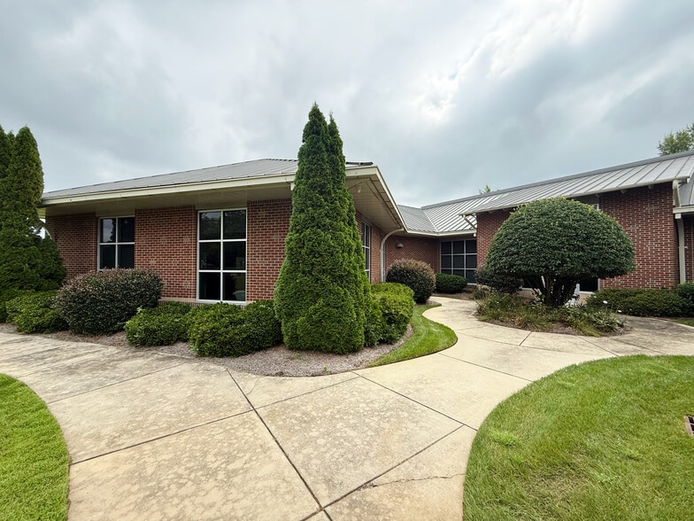 More Photos Of 1393 Carrollton Crossing Dr, Kernersville Medical For Lease