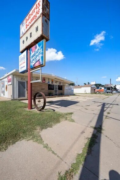 More Photos Of 2106 E 4th Ave, Hutchinson Storefront For Sale