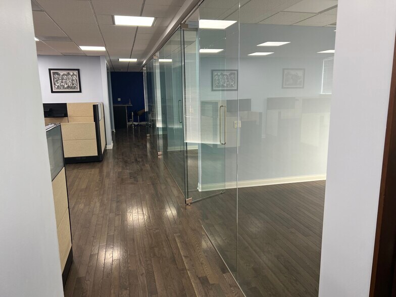 More Photos Of 710 Higgins Rd, Park Ridge Office Residential For Lease