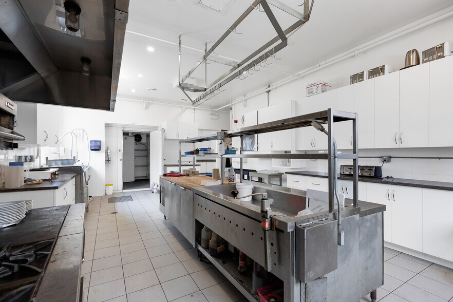 More Photos Of 21 Rue Messier, Mont-saint-hilaire Apartments For Sale