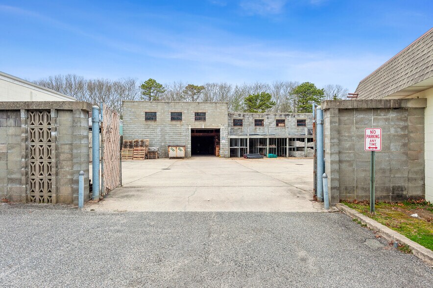 More Photos Of 348 Montauk Hwy, Wainscott Industrial For Sale
