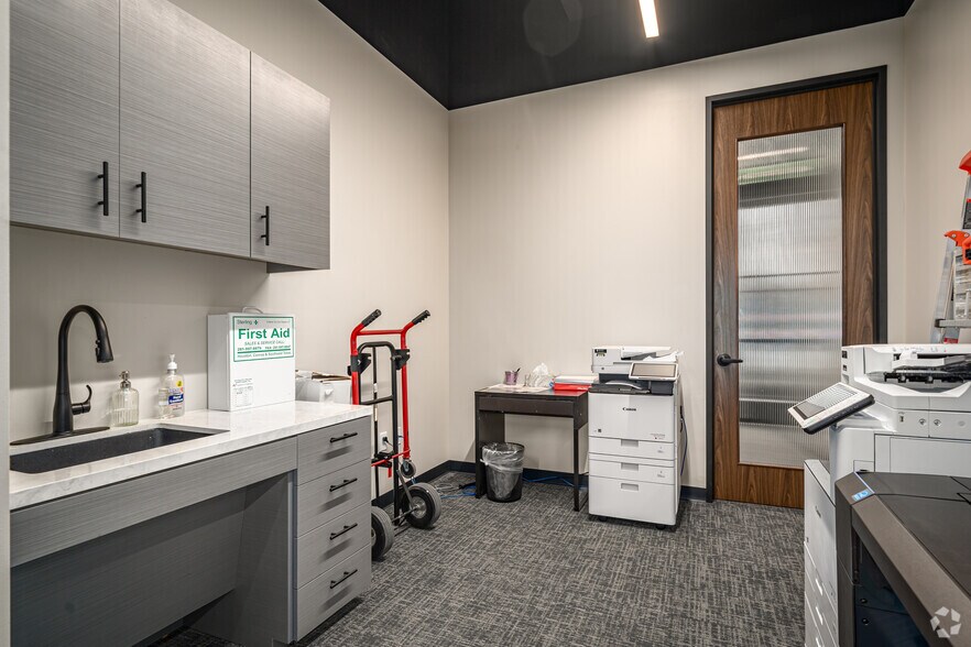 More Photos Of 190 TC Jester Blvd, Houston Office For Sale