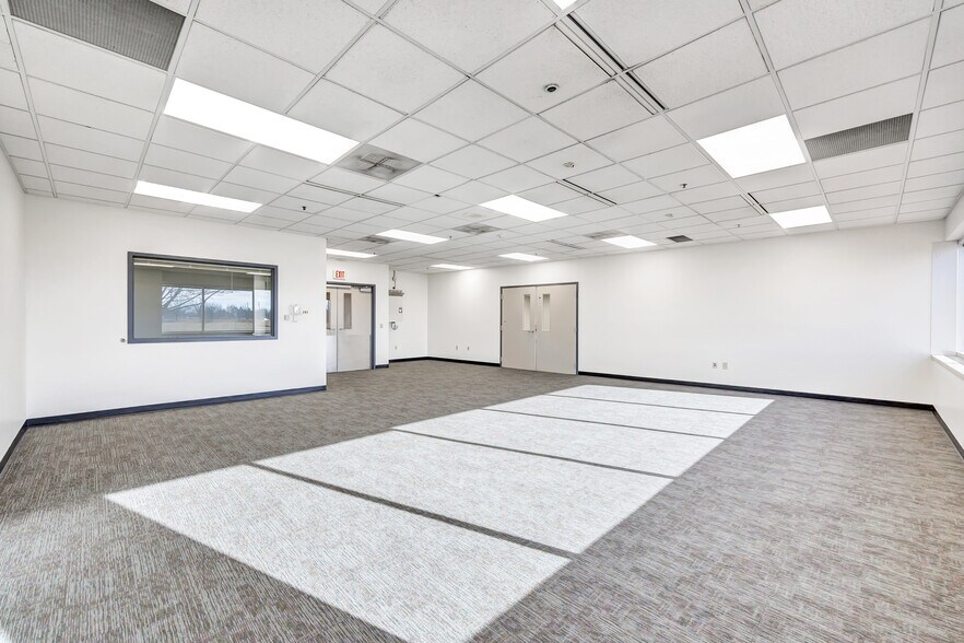 More Photos Of 3500 Packerland Dr, De Pere Office For Lease