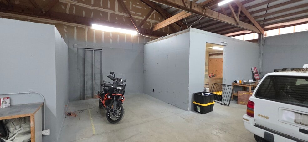 More Photos Of 197 SW Dennis Ave, Hillsboro Industrial For Lease