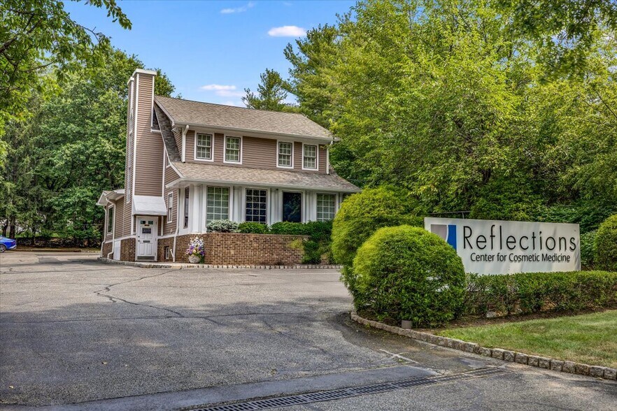 More Photos Of 299 E Northfield Rd, Livingston Medical For Sale