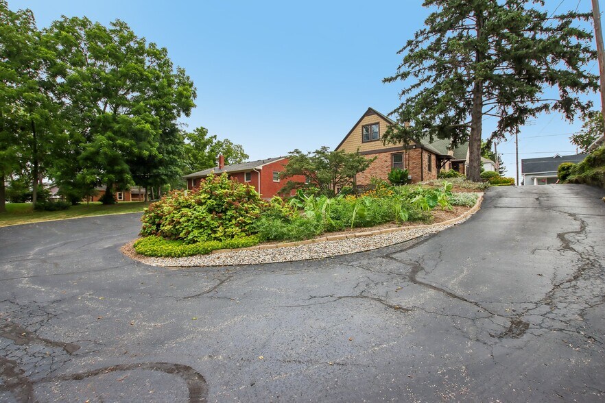 More Photos Of 399 W Main St, Greenwood Office For Sale