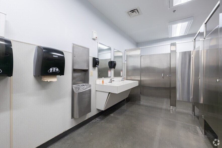 More Photos Of 12400 Presidents Ct, Jacksonville Warehouse For Lease